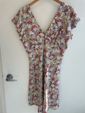 Rails Gigi Fluer V-Neck  Dress in Cream with floral print.